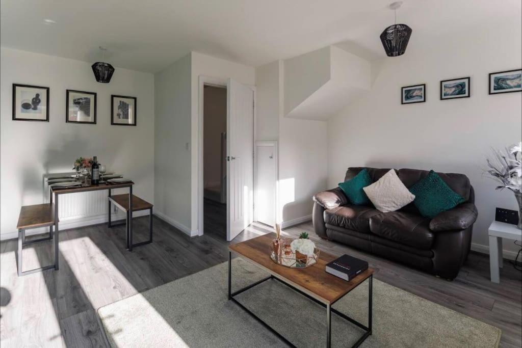 Luxury 3-Bedroom, 2-Bathroom Home Sleeps 7 People リヴァプール エクステリア 写真