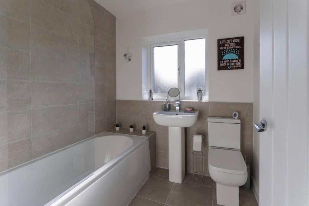 Luxury 3-Bedroom, 2-Bathroom Home Sleeps 7 People リヴァプール エクステリア 写真